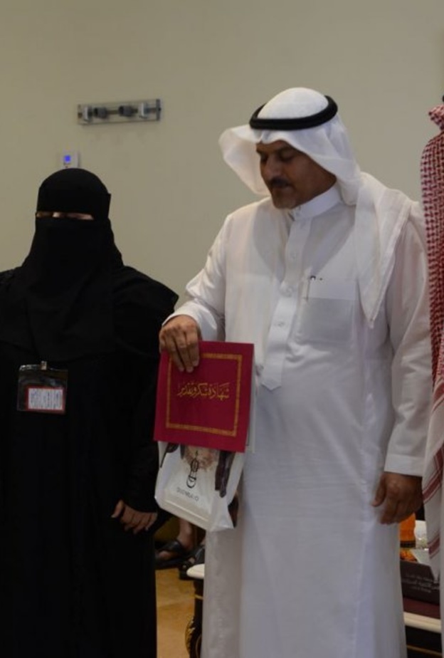  الخريجات يستلمن شهداتهن