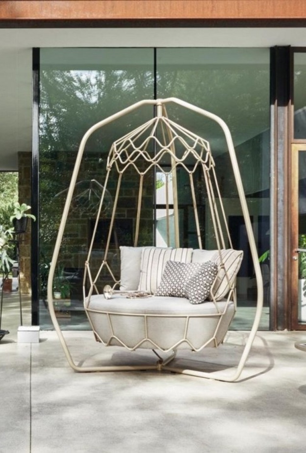 الأرجوحة التي تعلق من طرفيها لجلسات الاسترخاء ضمن الحدائق المنزلية