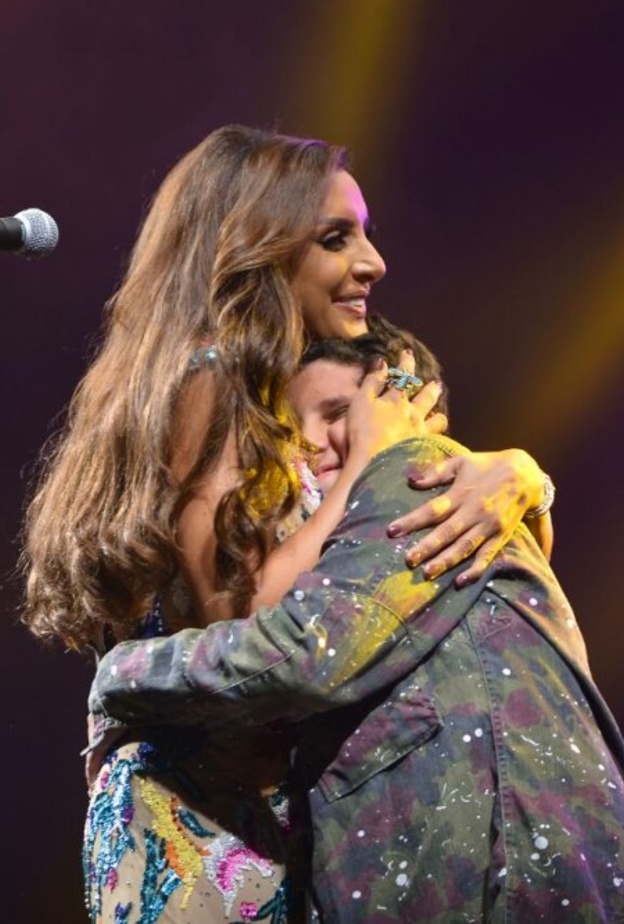 أنغام وابنها على المسرح