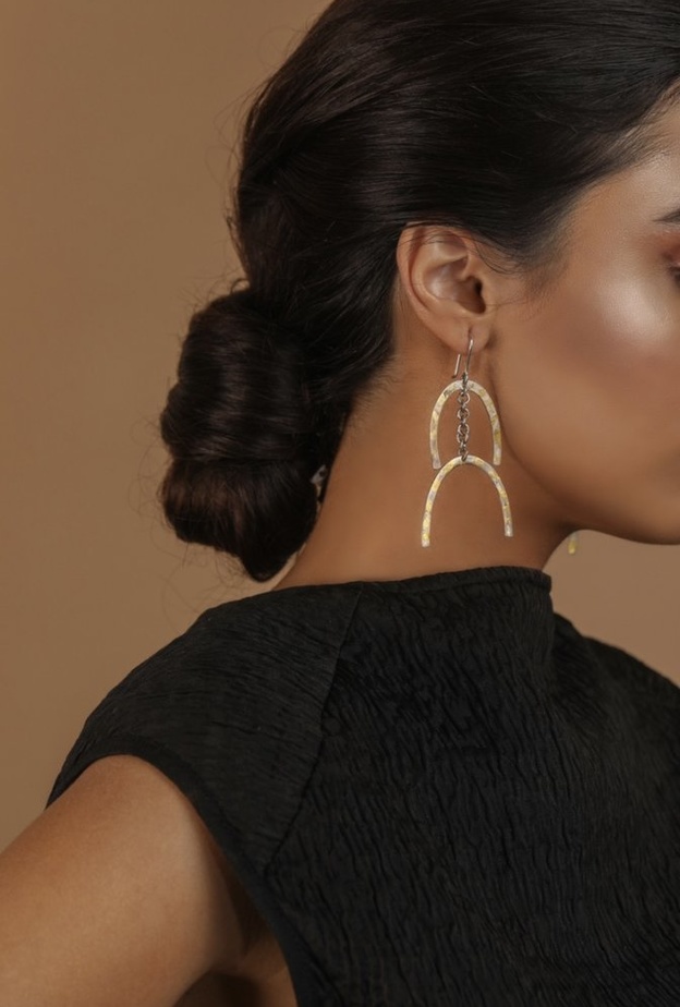 اقراط هندسية كبيرة على شكل مثلثين