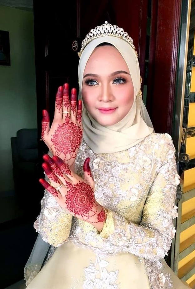 نقوش اميرية بالحنة البيضاء للعروس