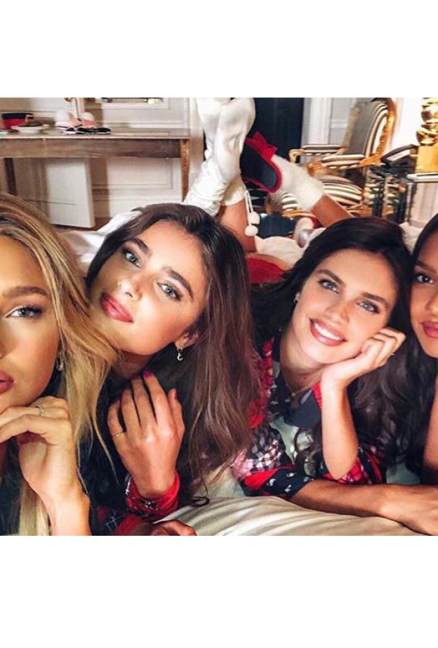 عارضات أزياء فيكتوريا سيكريت بجلسة تصوير خاصة بموسم الأعياد