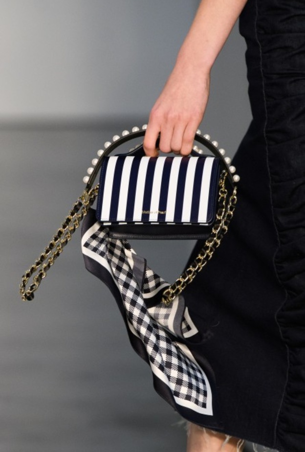 Philip Lim طريقة مبتكرة للوشاح مع الحقيبة