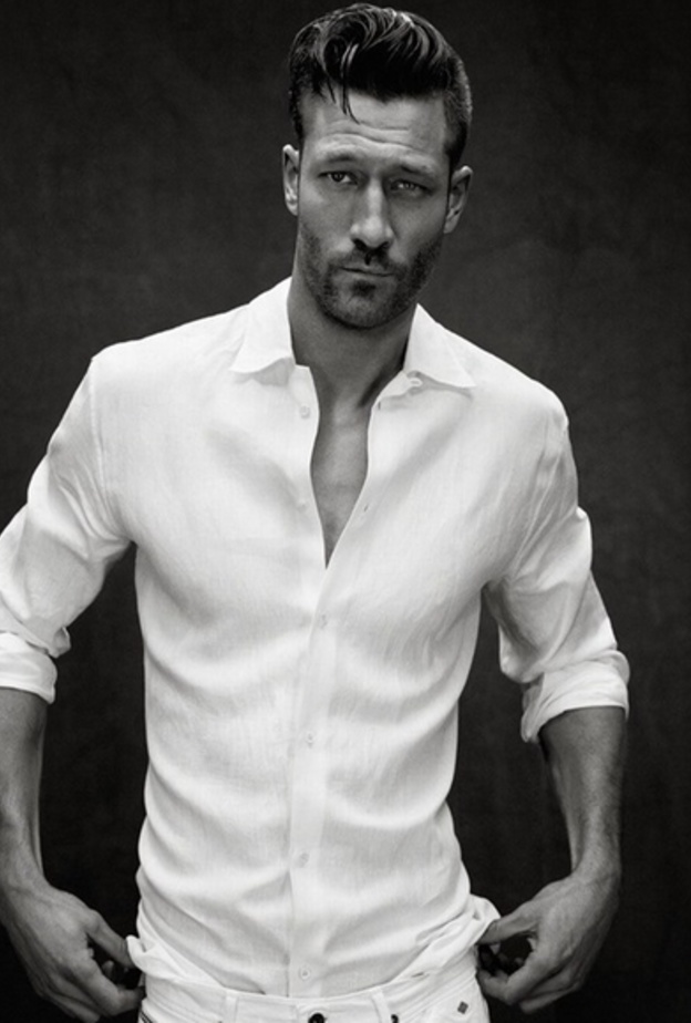 طريقة مسترخية بالقميص الأبيض مع الجينز الأسود الحذاء البيج