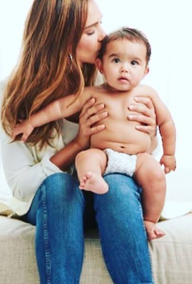 جيسيكا البا تشارك متابعيها صورة لطيفة مع ابنها هايز بمناسبة بلوغه الشهر السابع