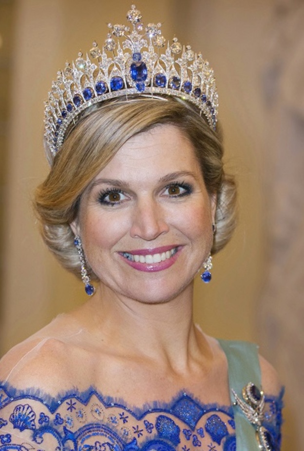 الأميرة شارلين ترتدي تاج Ocean Tiara الذي يمكن ارتداؤه كعقد أيضا.