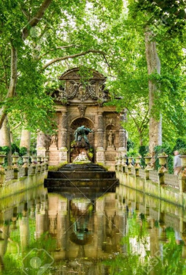 يتميز قصر فرساي بتصميمه الخارجي المبهر وتصميمه الداخلي الأكثر إبهارا