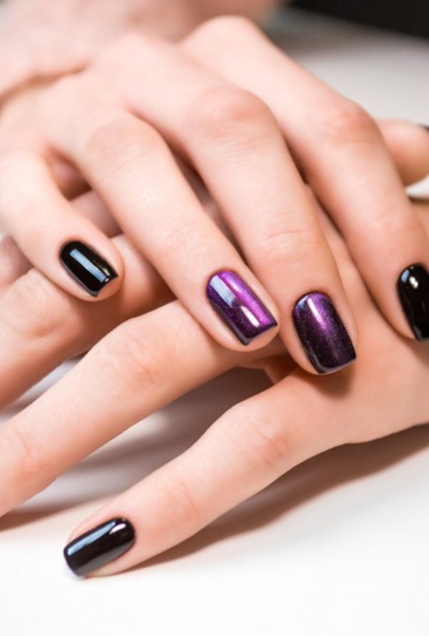  لا تنسي أن تولي عناية إضافية لحواف الأظافر عند وضع طبقة طلاء الأظافر الواقية أو طلاء الأظافر الواقي