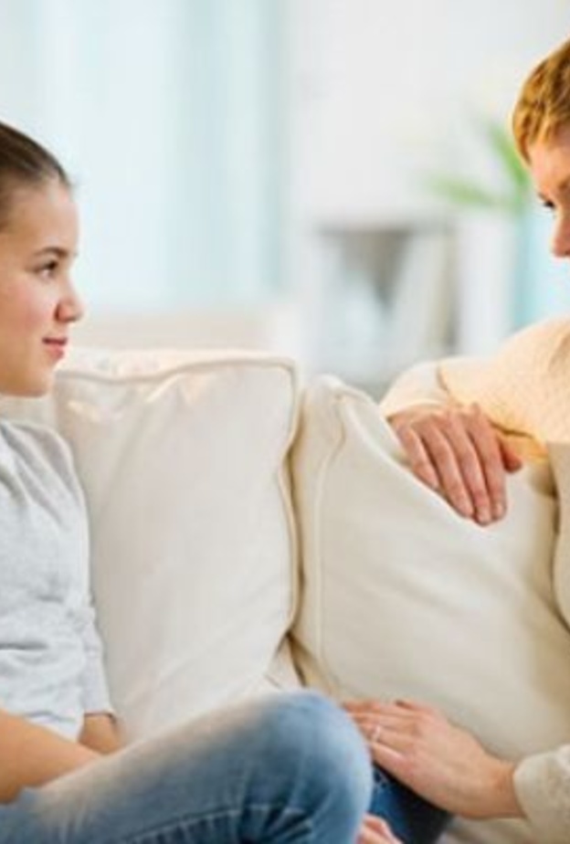 كيف تتعامل الام مع ابنتها عند البلوغ؟
