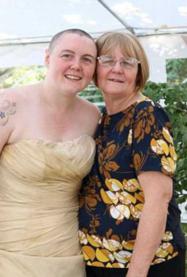 العروس كما بدت بعد قص شعرها