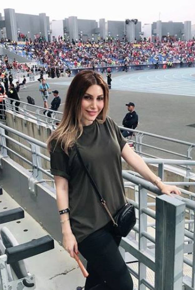 يارا خلال حضورها لمباراة السوبر بين إشبيلية وبرشلونة في مدينة طنجة