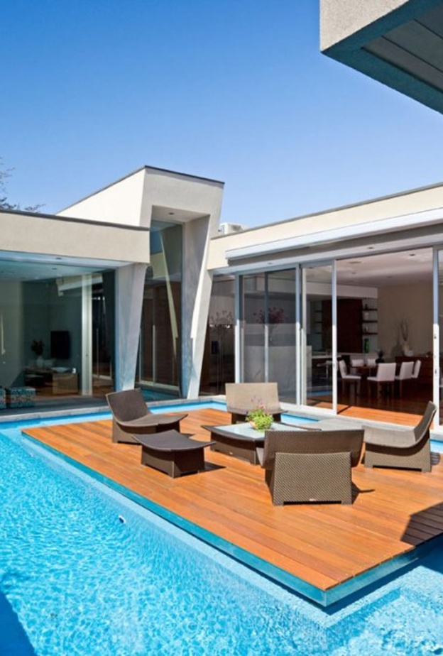 صخور وشلالات وإنارة مميزة لتصميم مسبح مميز