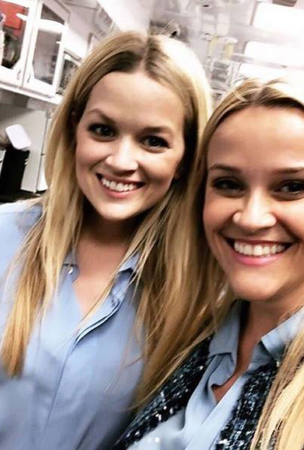 ريس ويذرسبون تنشر صورة لها مع شبيهتها التي مثلت عنها مشاهد في 5 أفلام!