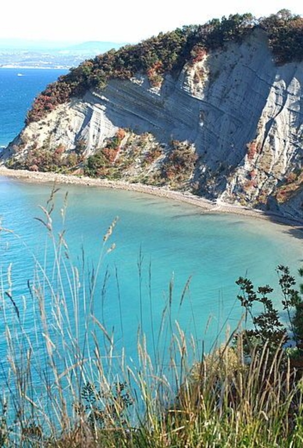 من شاطئ Mesečev Zaliv