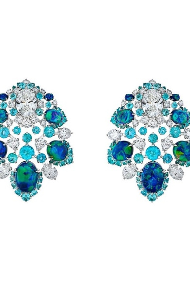 أقراط من ديفيد موريس خاتم من غراف و اسوارة من شانيل