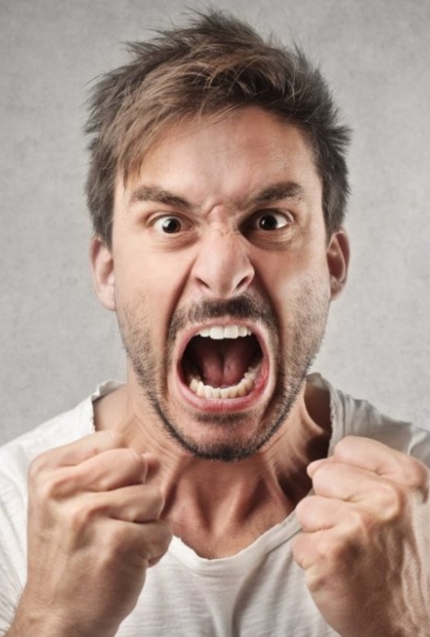  لتجنّب عصبية رجل برج الأسد، حاولي عدم مناقشته لانه يميل الى التمسك بأرائه