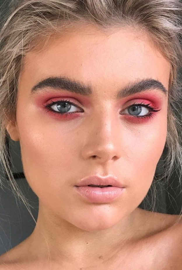 ضيفي لمسات اللون الأحمر للإطلالة