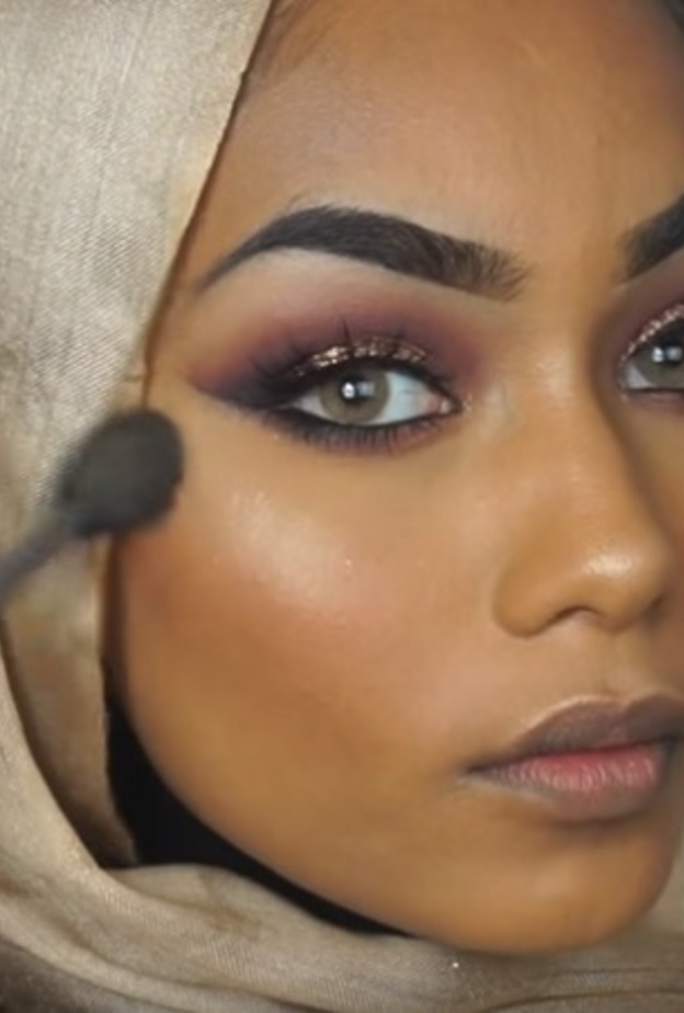  مكياج عروس باللون البنفسجي مع الذهبي