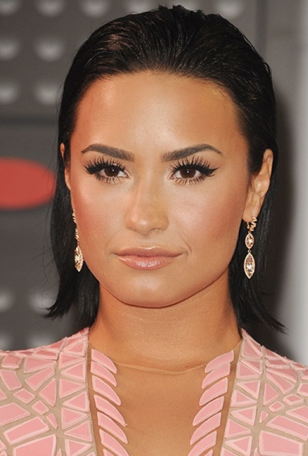 ديمي لوفاتو متألقة بأقراط مورغانيت