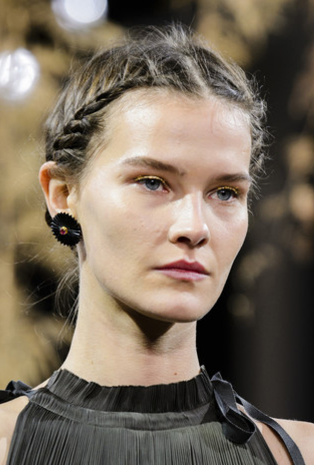  تسريحات الشعر العصرية مع خصل الضفائر على خطى Jil Sander