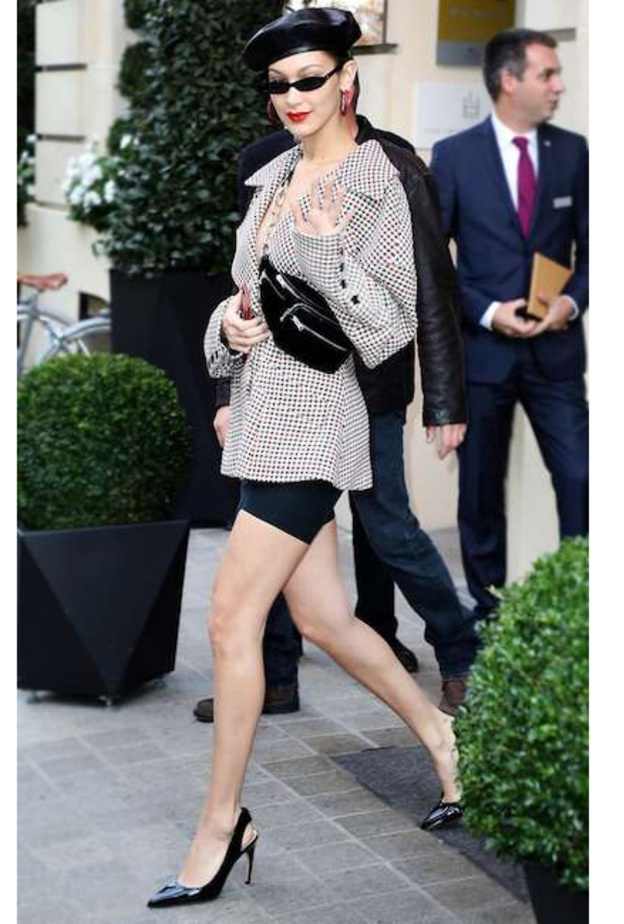 نسقت كيم الشورت مع الجاكيت الجلدية والحذاء الاحمر المفتوح