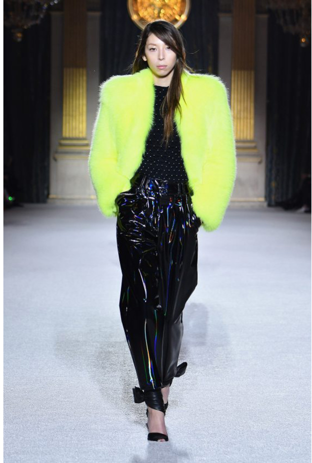  قدمت دار بالمان Balmain جاكيت الفرو القصير بلون اصفر نيون