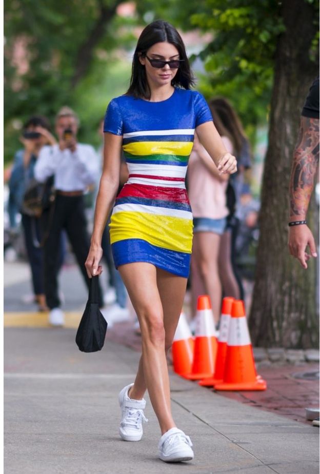 كيندل جينير انيقة بفستان ملوّن من ماركة رالف لورين مع حذاء من اديداس