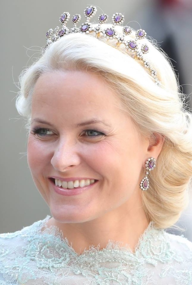  الأميرة فكتوريا بتاج ناعم ماسي ناعم مع تسريحة الجدايل