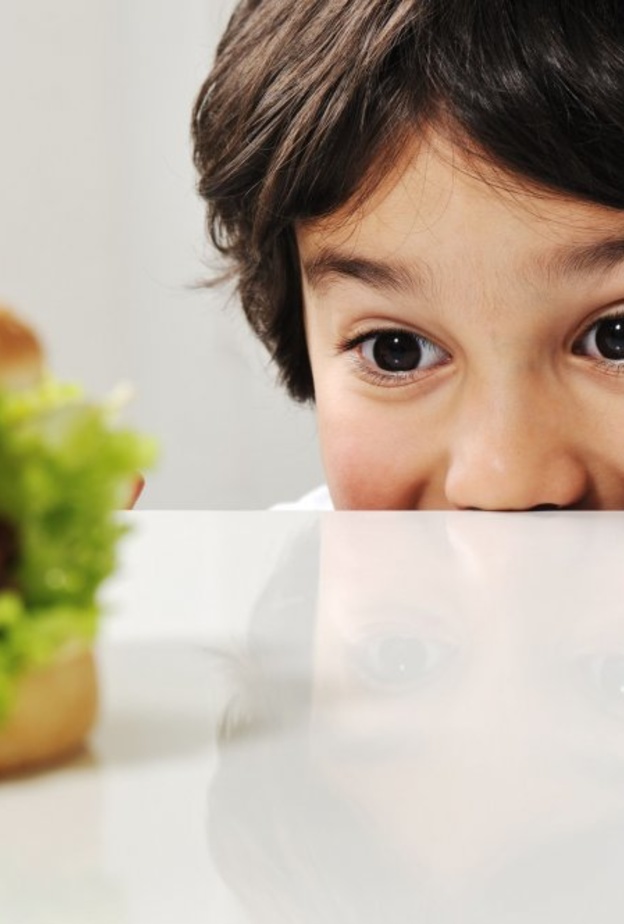 طرق مساعدة الطفل على تجنب الوجبات السريعة