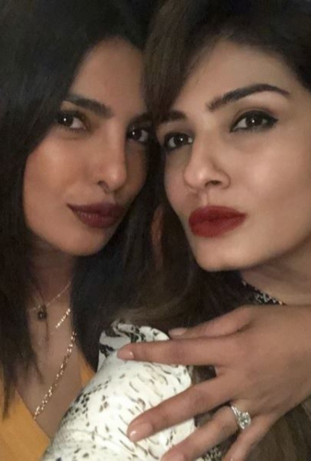 بريانكا تشوبرا ترضي فضول الجمهور وتعرض خاتم خطوبتها بصورة مع رافينا تاندون