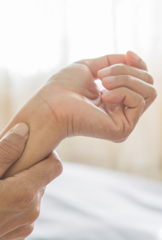 متلازمة النفق الرسغي تسبب تنميل اليدين