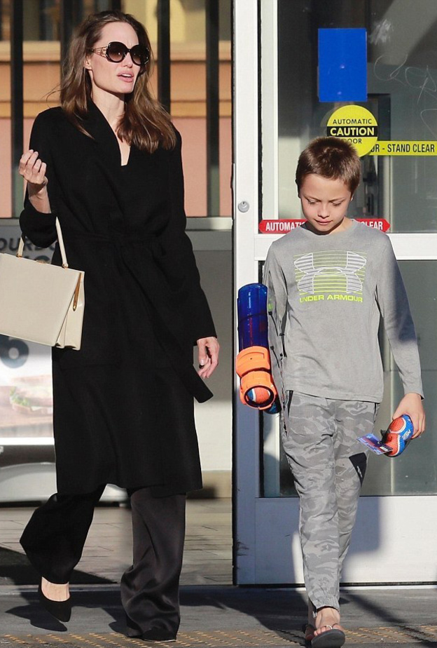 أخفت جولي عينيها بنظارات شمسية كبيرة