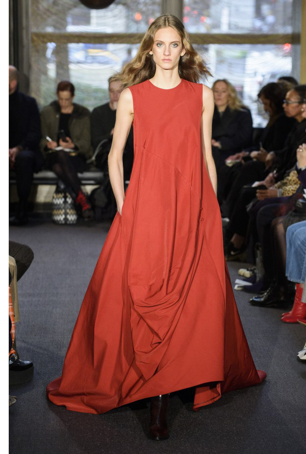 Cushnie et ochs فستان بقماشة برّاقة تليق بصاحبات القامة الممشوقة والجسم النّحيف