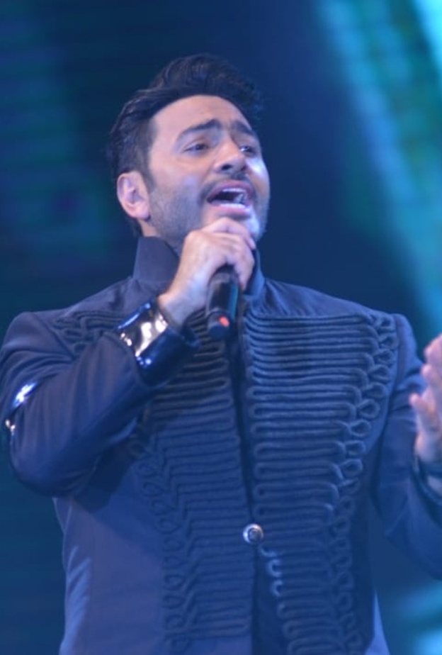 تامر حسني يروج لتقليعة جديدة وابنته تحتفل بعيد ميلاده