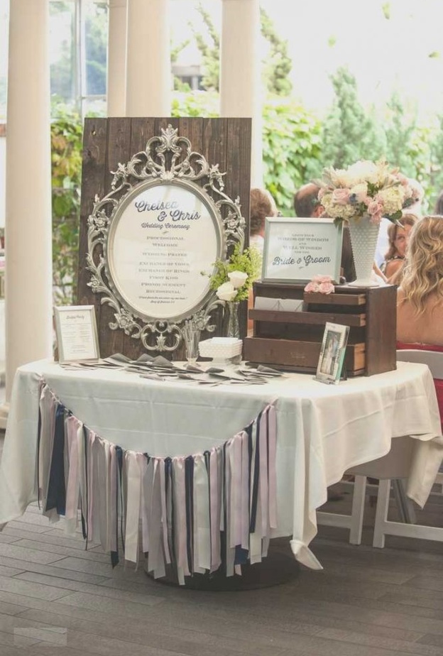 طاولة مزينة بالورود