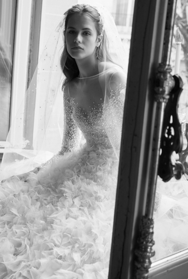  فستان من تصميم ايلي صعب