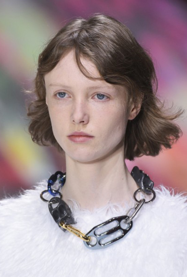 أكسسوارات العقود المعدنية والدائرية من Balenciaga