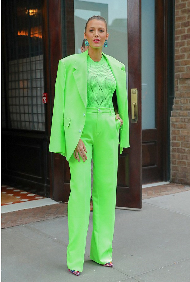 زوي كرافيتز ‏Zoë Kravitz‏ لا تتخلى عن التصاميم الواسعة وتختار البنطلون المريح مع القميص البنية