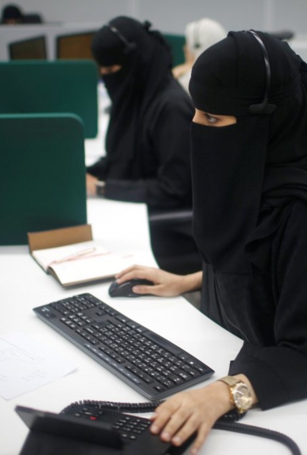 سعوديات يراقبن أداء المكاتب الميدانية للحجاج في حج 2018