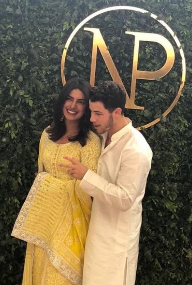 اختار نيك زياً باللون الابيض اما شوبرا فتألقت بثوب هندي تقليدي يعرف باسم ساري باللون الاصفر