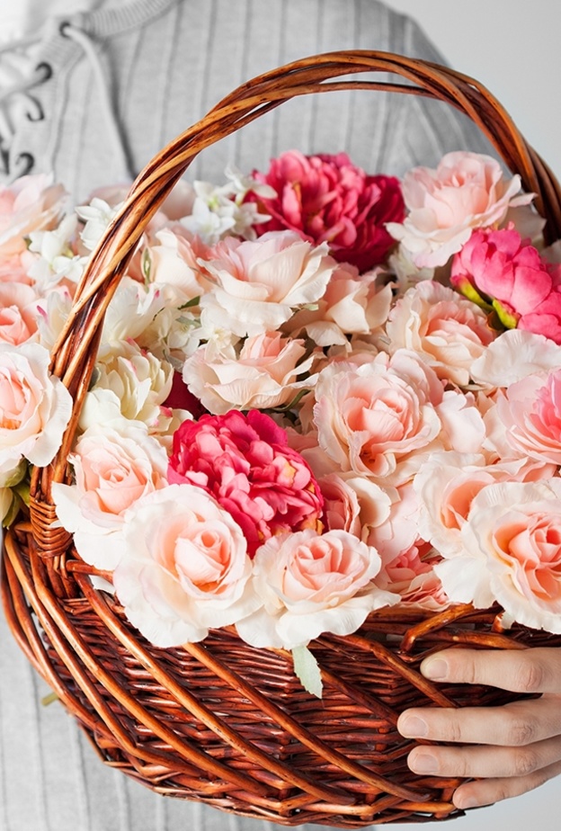 قدمي الهدية بطريقة رومانسية