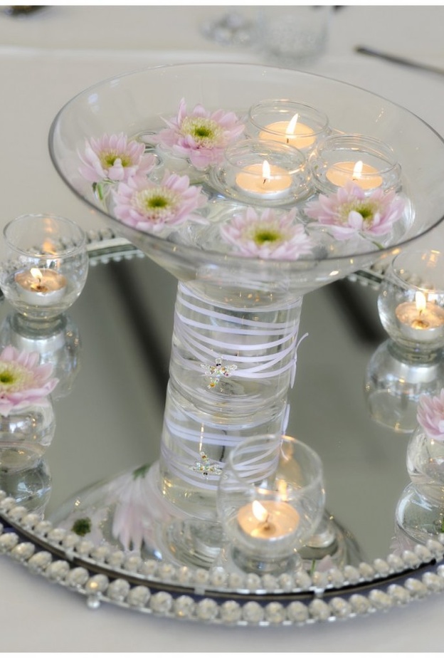 المرايا لترقيم طاولات الزفاف بطريقة مبتكرة