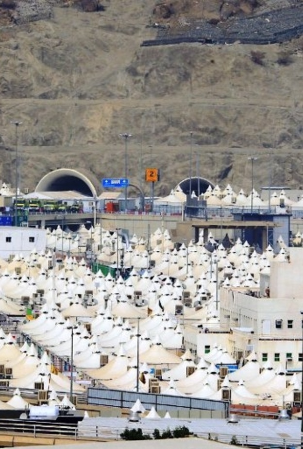 حجاج بيت الله الحرام يقصدون مشعر منى لقضاء يوم التروية