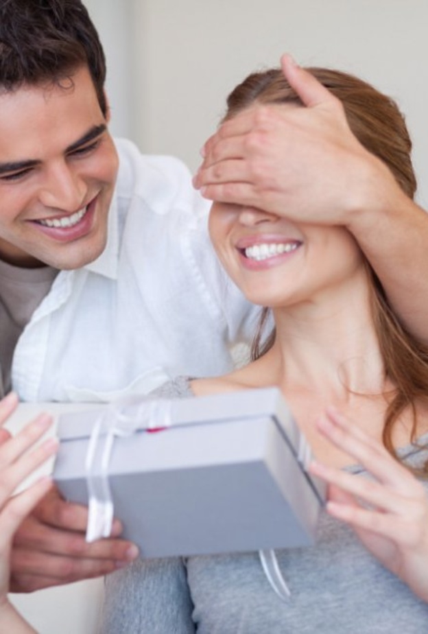 سيغمرك بالهدايا فهو كريم الخلق والمال