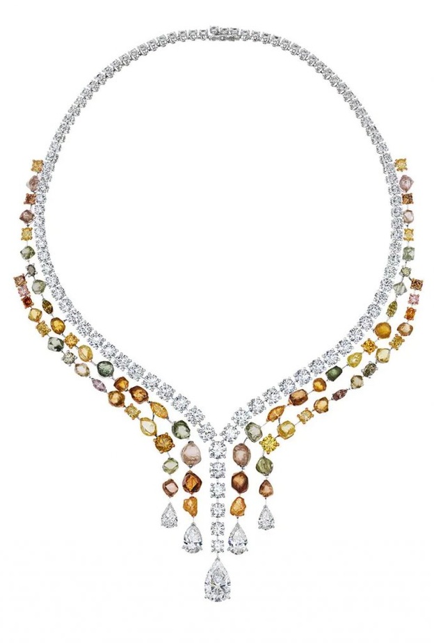 عقد من ديور Dior