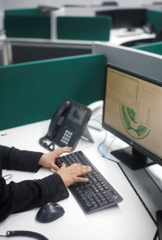 سعوديات يعملن لإنهاء إجراءات الحجاج