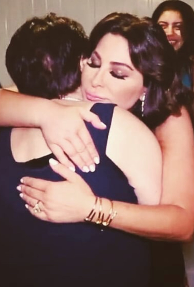 إليسا تنشر صورة مميزة وهي تحتضن والدتها مع تعليق"أمي كل حياتي" 