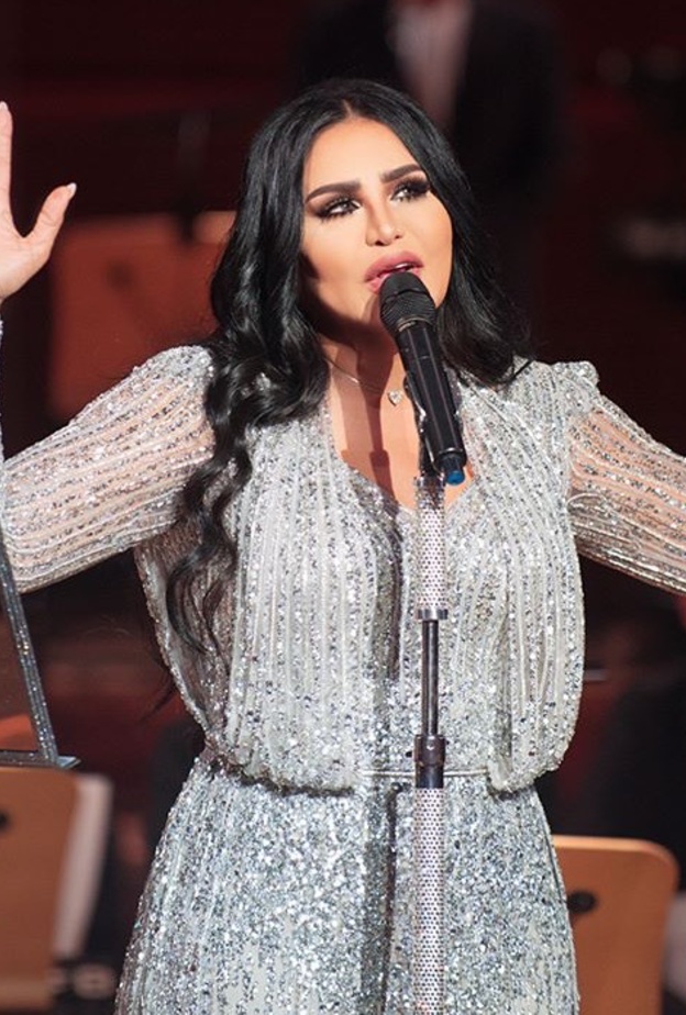  من اختيارات أحلام الراقية لإحدى حفلاتها بلون الأوف وايت الرّاقي