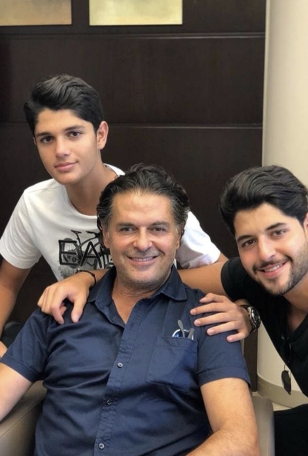 راغب علامة ينشر صورة مميزة له بين نجليه خالد ولؤي مع تعليق "الكمال بكل بساطة"