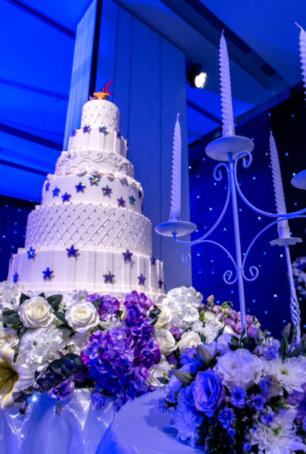 زينة الطاولات واكسسواراتها باللون الابيض